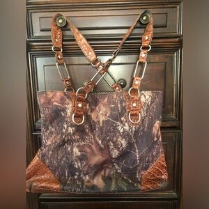 Large, spacious Camo purse